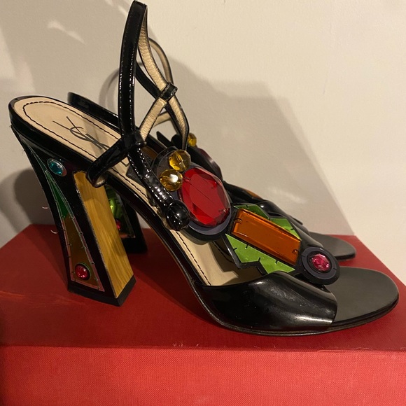 Vintage YSL Patent Leather Jeweled T strap sandals in a size 41. - Picture 3 of 12